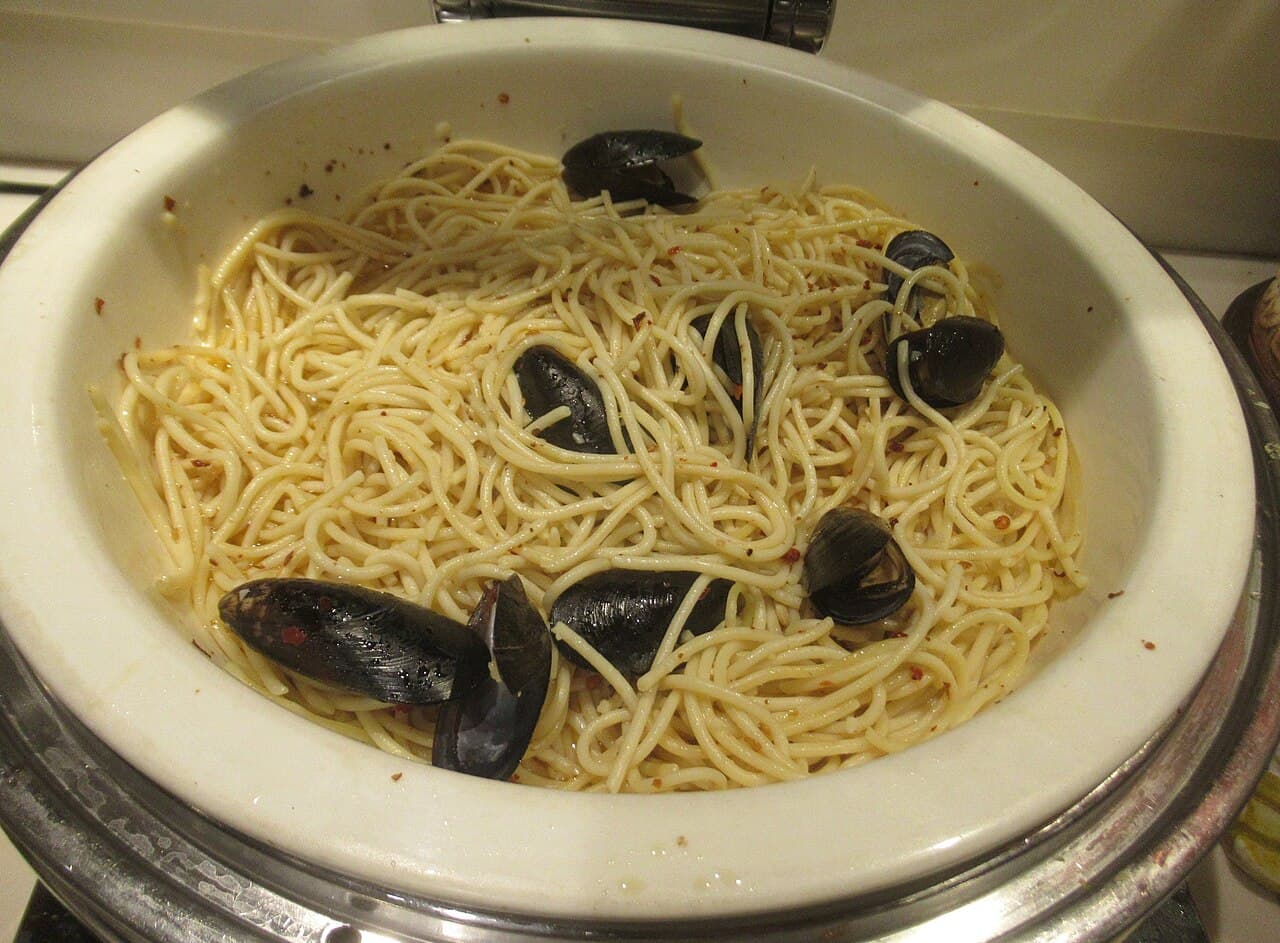 Source photograph of Aglio e olio. Not official I Want Some Food pixel artwork.