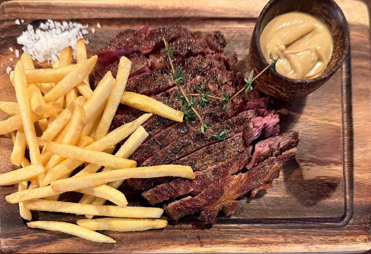 Source photograph of Steak frites