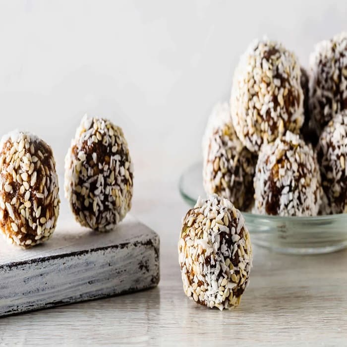 Source photograph of Spanish fig & almond balls