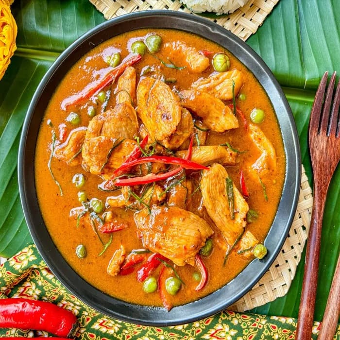 Source photograph of Panang chicken curry (kaeng panang gai)