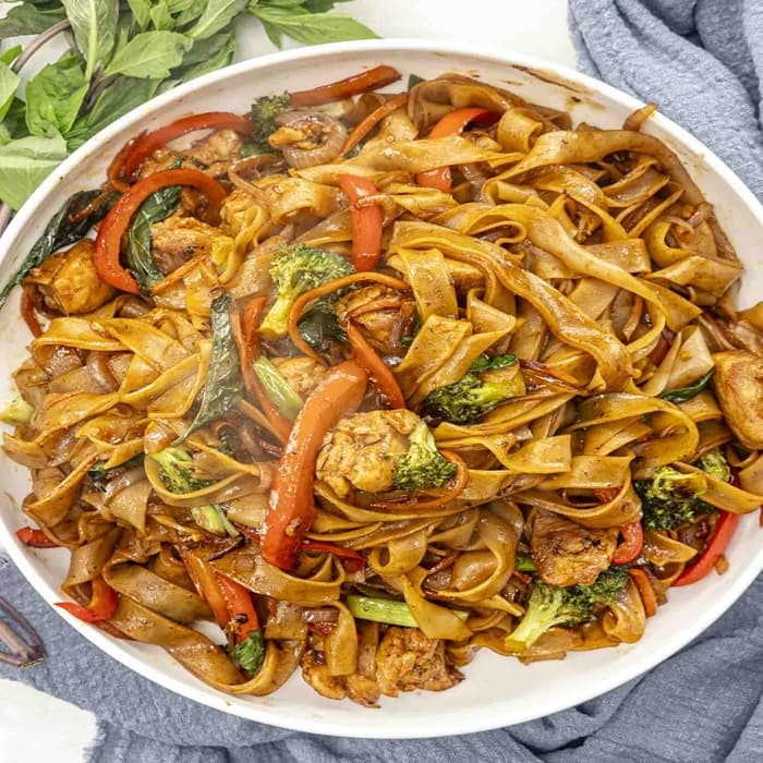 Source photograph of Drunken noodles (pad kee mao)