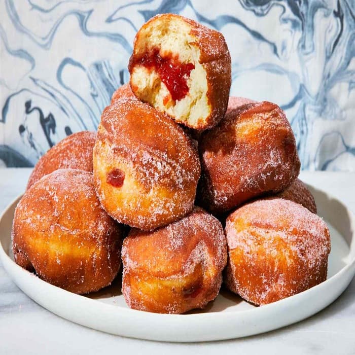 Source photograph of Polish doughnuts (Pączki)