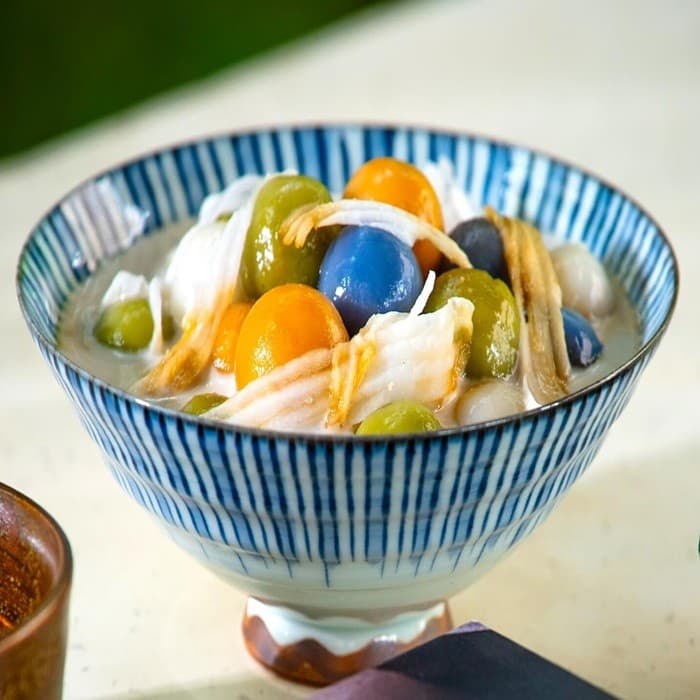 Source photograph of Num E (Sticky Rice Balls in Sugar Syrup and Coconut Cream)