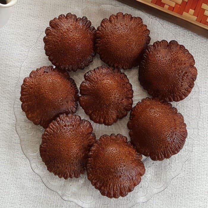 Source photograph of Handesh – Bangladeshi rice flour and date molasses cakes